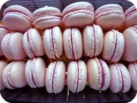 Un amour de macarons à la rose et aux framboises.. Un amour de macarons à la rose et aux framboises..