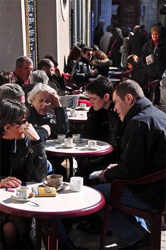 Chez Marie Deleporte. Terrasse de la Fée Maison, place du Coderc