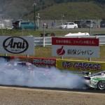 Autopolis-Suenaga Suenaga, vainqueur du jour dans sa RX-7 RE Amemiya, triomphant de Kuniaki Takahashi (JZX100 Do Luck).