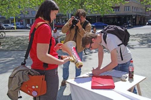 La pétition du jour! 30942_418842736795_236413916795_5413013_8063095_n.jpg