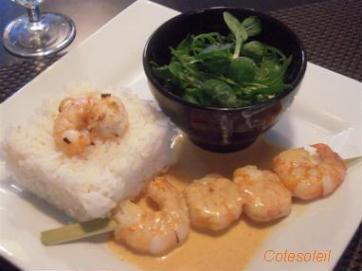 BROCHETTE DE GAMBAS AU LAIT DE COCO & CURRY ROUGE