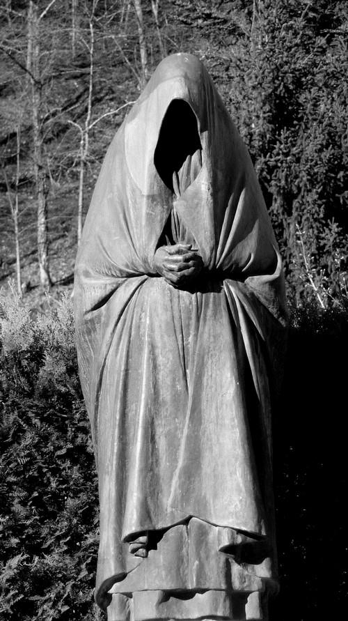 Burqa des Pyrénées ? femme voilée