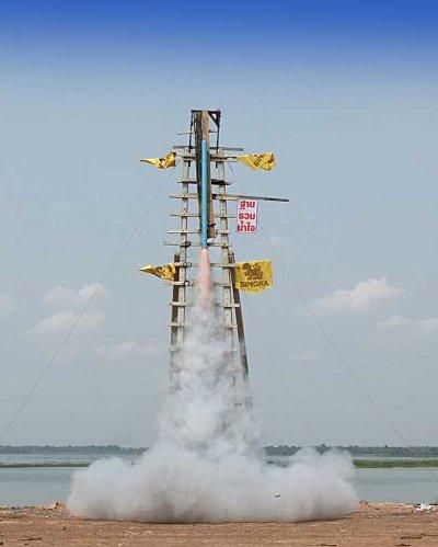 29 avril: « Ban That World Rocket Festival » La fête des fusées. DSCF4399