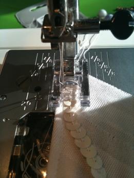 aiguille à gauche Comment coudre des paillettes facilement à la machine à coudre ?