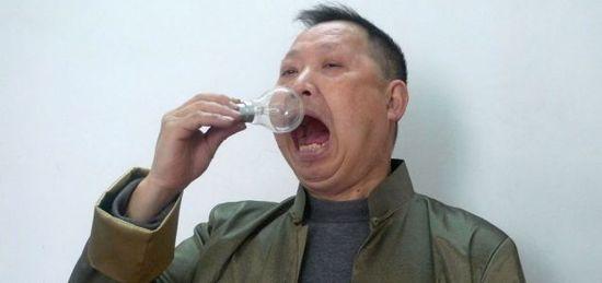 Un chinois mange 1500 ampoules électriques