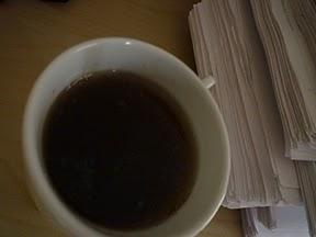 La première gorgée de bière… pardon, de thé (anglais). La première gorgée de bière… pardon, de thé (anglais).