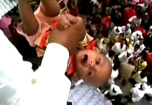 Religion : Le lâcher de bébé du haut de bâtiments en Inde