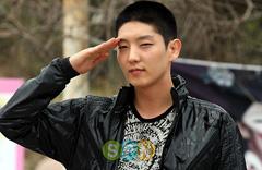 Les images du départ de Lee Jun-Ki pour le service militaire Image