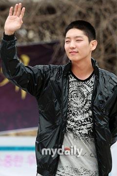 Les images du départ de Lee Jun-Ki pour le service militaire Image