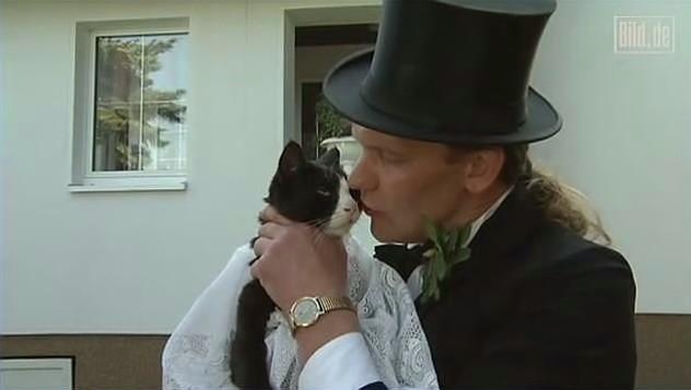 Un facteur allemand épouse Cecilia, sa chatte + la pire cérémonie de mariage (2 videos) chat-cecilia-mariage-facteur-allemand-photo-copie-1.jpg