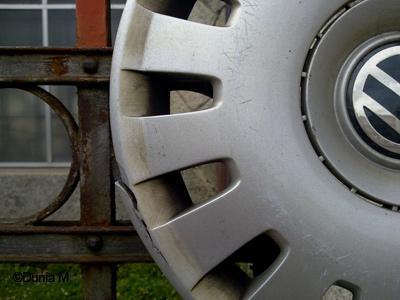 Photos du jour: 3 mai 2010 La Chaux-de-Fonds: déchets urbains cache jantes