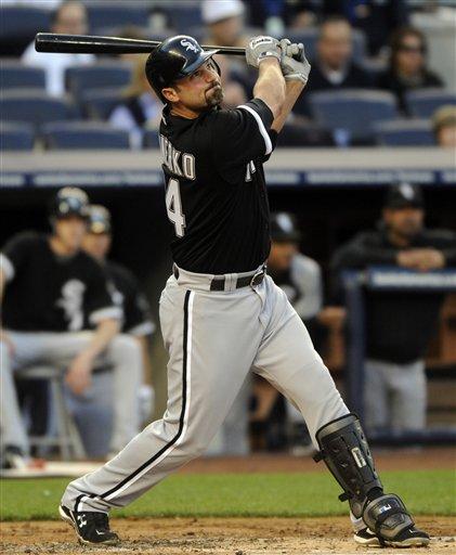 White Sox Yankees Baseball Paul Konerko frappant un home run vendredi soir contre les Yankees de New York. Avec 12 circuits, il mène le classement devant Robinson Cano des Yankees justement.