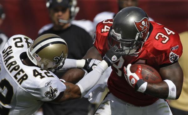 Darren Sharper signe l'offre qualificative des Saints. Darren Sharper signe l'offre qualificative des Saints.