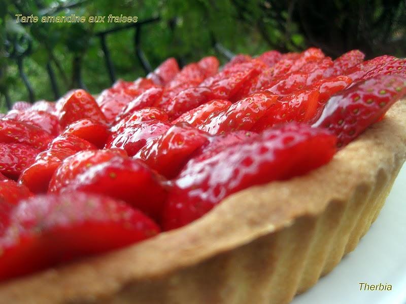 Tarte amandine aux fraises http://lh5.ggpht.com/_R_hDG-ur51A/S9xUOmyetDI/AAAAAAAAKC0/sd7cACTRN6k/s800/IMG_2222.JPG