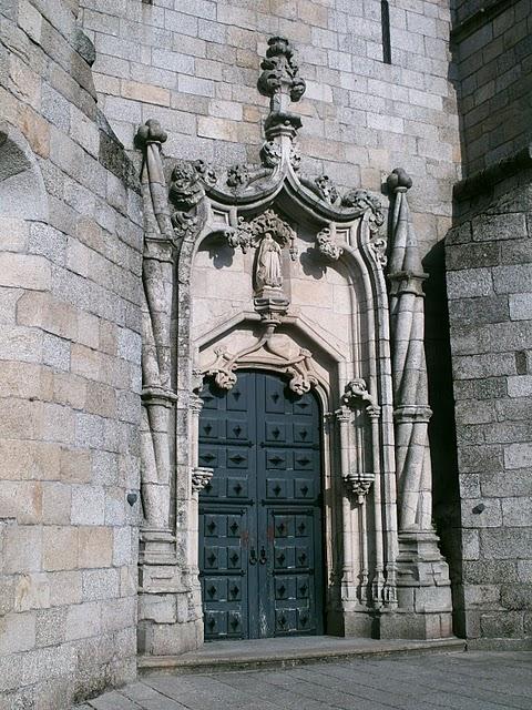Cathédrale de Guarda au Portugal porte principale