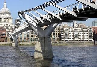 Le Millennium Bridge de Londres, la crise financière mondiale : un problème d'amortisseurs ...