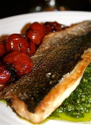 MON FILET DE BAR , TOMATES ROTIES EN BRANCHE ET SA SALSA VERDE...