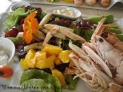 Salade de langoustines et asperges sur lit de mesclun et fleurs de capucines