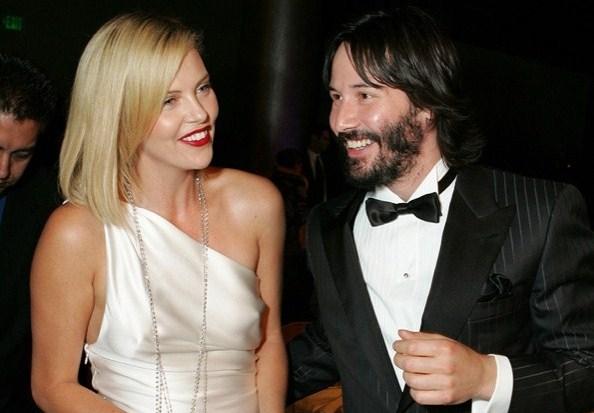 Charlize Theron sort avec ... Keanu Reeves Charlize Theron sort avec ... Keanu Reeves
