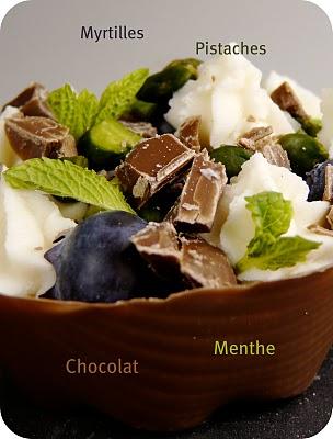Tartelette  en coque de chocolat / myrtilles /pistaches/menthe