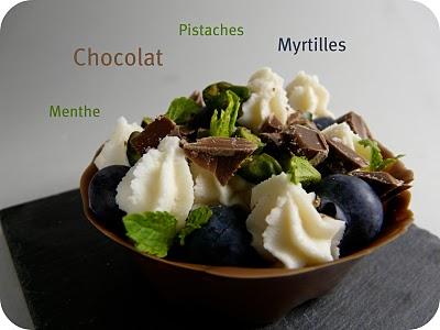 Tartelette  en coque de chocolat / myrtilles /pistaches/menthe