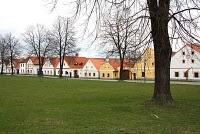 Ailleurs: Le village rustique de Holašovice