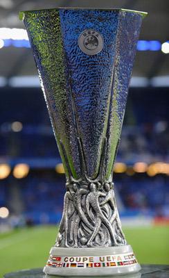 La Coupe UEFA rebaptisée Europa League http://cdmfifa.free.fr/autres/europa_league_trophee.jpg