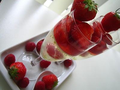 Fraises en salade, citron vert, framboise dans une gelée de Schweppes!! Fraises en salade, citron vert, framboise dans une gelée de Schweppes!!