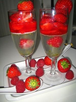 Fraises en salade, citron vert, framboise dans une gelée de Schweppes!! Fraises en salade, citron vert, framboise dans une gelée de Schweppes!!