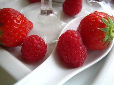 Fraises en salade, citron vert, framboise dans une gelée de Schweppes!! Fraises en salade, citron vert, framboise dans une gelée de Schweppes!!