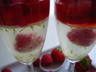 Fraises en salade, citron vert, framboise dans une gelée de Schweppes!! Fraises en salade, citron vert, framboise dans une gelée de Schweppes!!