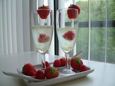 Fraises en salade, citron vert, framboise dans une gelée de Schweppes!! Fraises en salade, citron vert, framboise dans une gelée de Schweppes!!