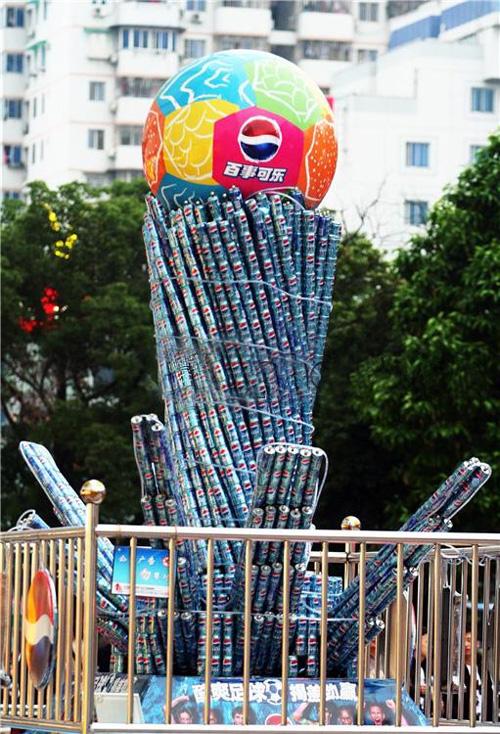 Une coupe du monde faite de 7000 canettes Pepsi recyclées