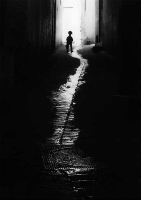 Un petit garçon dans une ruelle.
Lorsque j’ai vu cette... Un petit garçon dans une ruelle.
Lorsque j’ai vu cette...