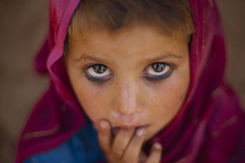 Lundi 10 mai, dans les périphéries d'Islamabad, cette jeune fille pakistanaise semble captivée par l’objectif du photographe. Troublant regard… 
