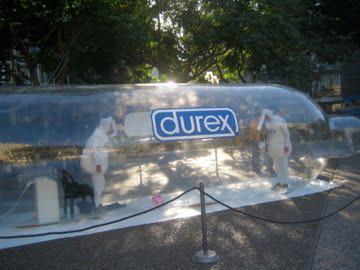 Durex: étudiants à poil contre le Sida
