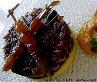Confit de canard au Chutney de Pomme & Oignon rouge sur Purée de patates douces et Raisins Golden Caramélisés au Miel de Manuka et Cannelle Confit de canard au Chutney de Pomme & Oignon rouge sur Purée de patates douces et Raisins Golden Caramélisés au Miel de Manuka et Cannelle