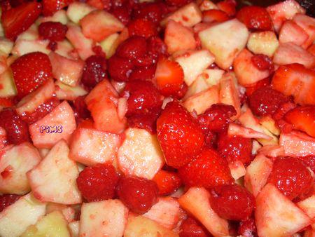 Crumble pommes / fraises / framboises fruits