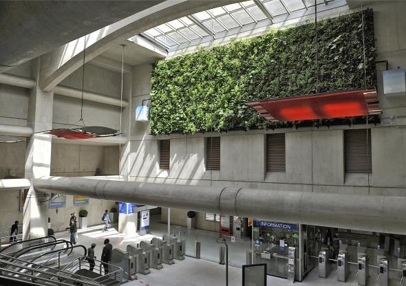 Le Transilien SNCF inaugure  son premier mur végétal dépolluant