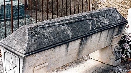 La tombe d'un forgeron républicain à Gémozac (17)