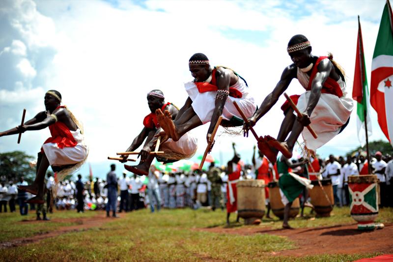 Des percussionnistes animent une rencontre électorale, à Rugombo, au nord du Burundi alors que le président Nkurunziza est officiellement candidat à sa succession. 