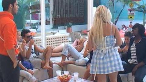 Dilemme sur W9 ... Clash entre Kevin et Lucie Ange Dilemme sur W9 ... Clash entre Kevin et Lucie Ange