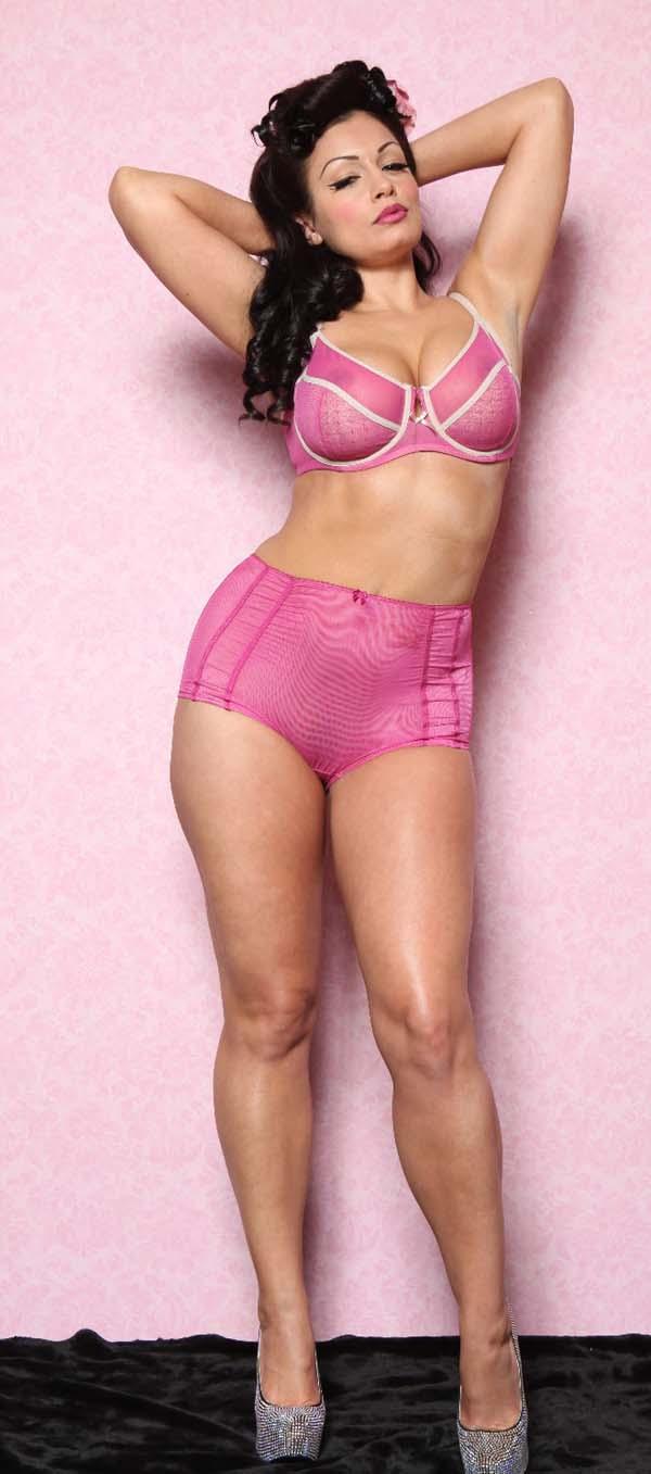 Pinup topless : Aria Giovanni Pinup topless : Aria Giovanni