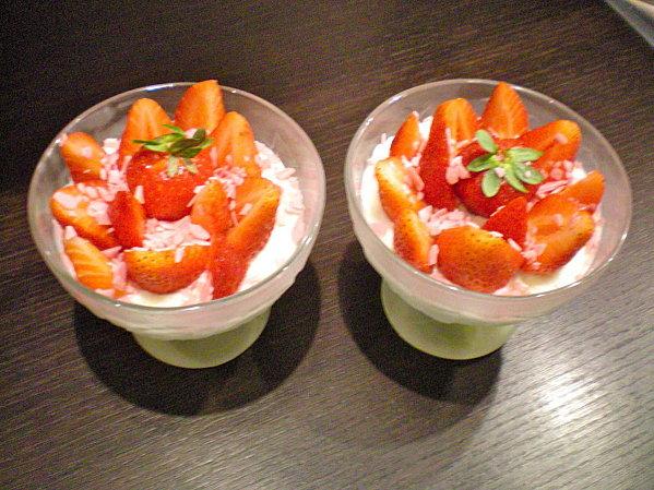 MOUSSE AU CHOCOLAT BLANC , FRAISES ....JEU INTER-BLOG 5#.... 100_0803.JPG