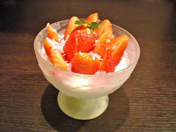 MOUSSE AU CHOCOLAT BLANC , FRAISES ....JEU INTER-BLOG 5#.... 100 0804