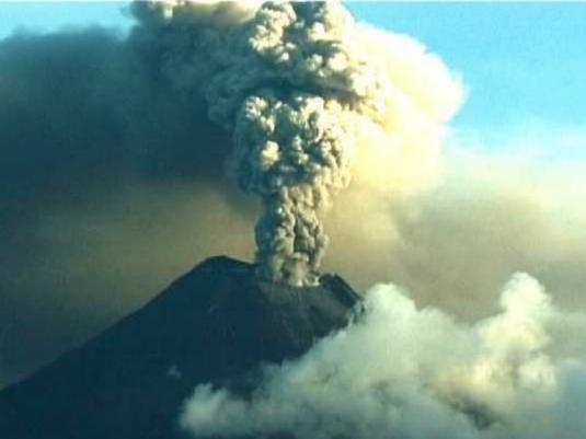 Le volcan Tungurahua, en Equateur, est entré en éruption : Aéroport, écoles fermés et villages évacués.