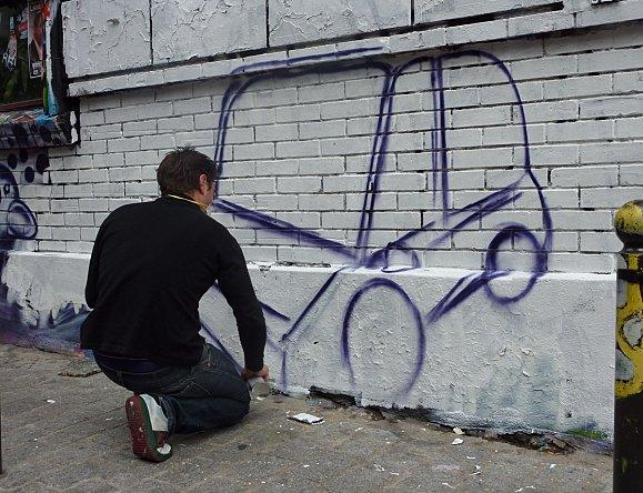 Jone en pleine création Jone la voiture en création au milieu, samedi 31mai-15h45