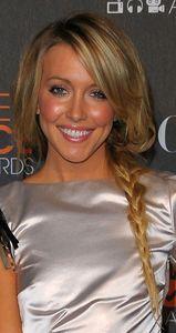 Zoom sur la maxi tresse asymétrique maxi_tresse_de_cote_blonde_cassidy