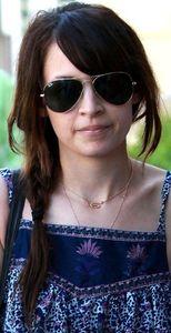 Zoom sur la maxi tresse asymétrique maxi_tresse_de_cote_frange_Nicole_richie