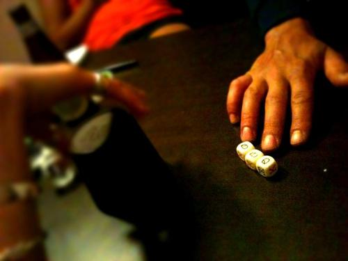 M-E-N-T-I-R-O-S-O
Mentiroso. Un poker aux dés. Ventousés contre... M-E-N-T-I-R-O-S-O
Mentiroso. Un poker aux dés. Ventousés contre...